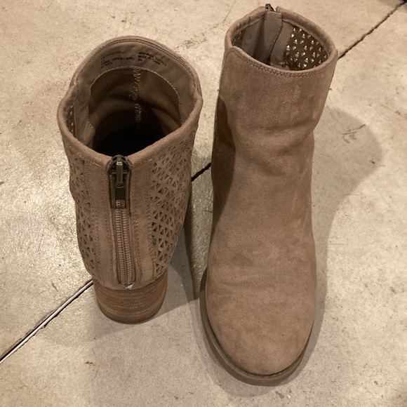 Madden Girl Fayth Booties Size 6.5 Tan color - Picture 4 of 6